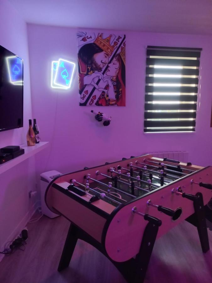 Game Room Επερνέ Εξωτερικό φωτογραφία